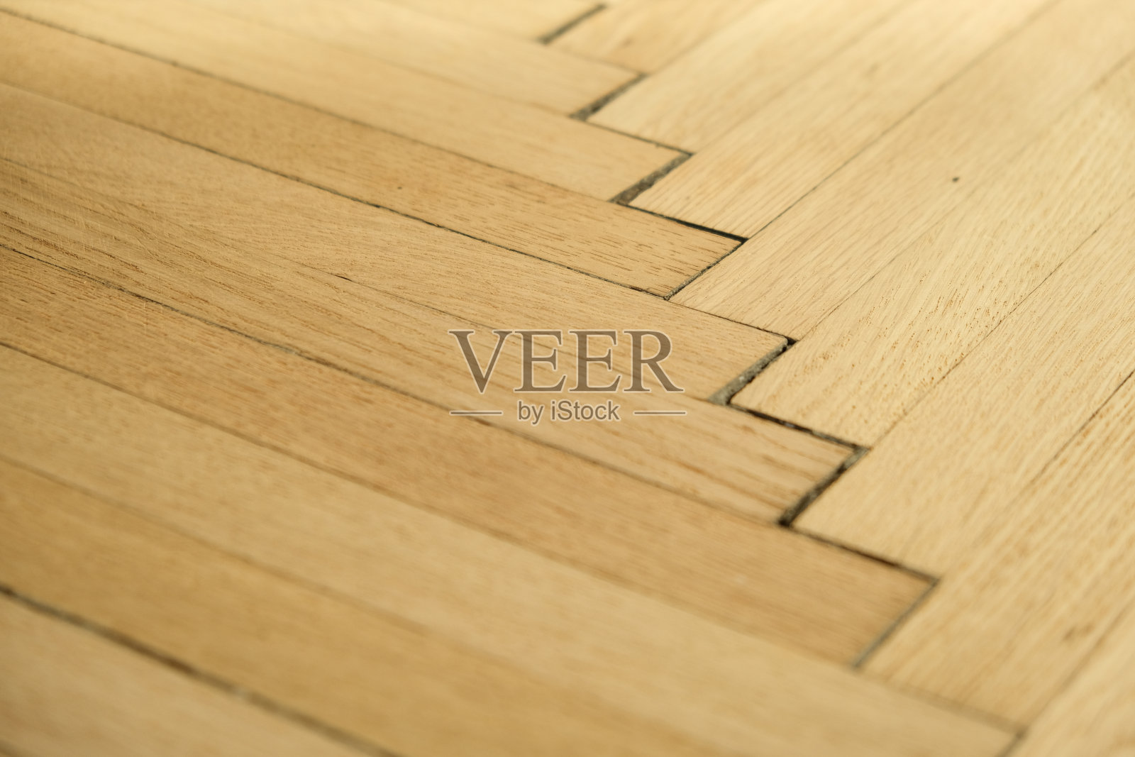 用砂光机打磨的旧橡木拼花。新住宅概念图。照片摄影图片