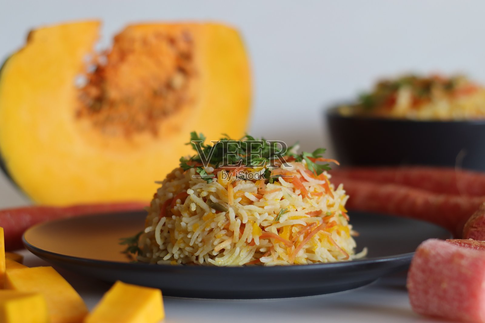 一锅米饭准备与印度香米，磨碎的南瓜和胡萝卜。俗称胡萝卜南瓜pulao照片摄影图片