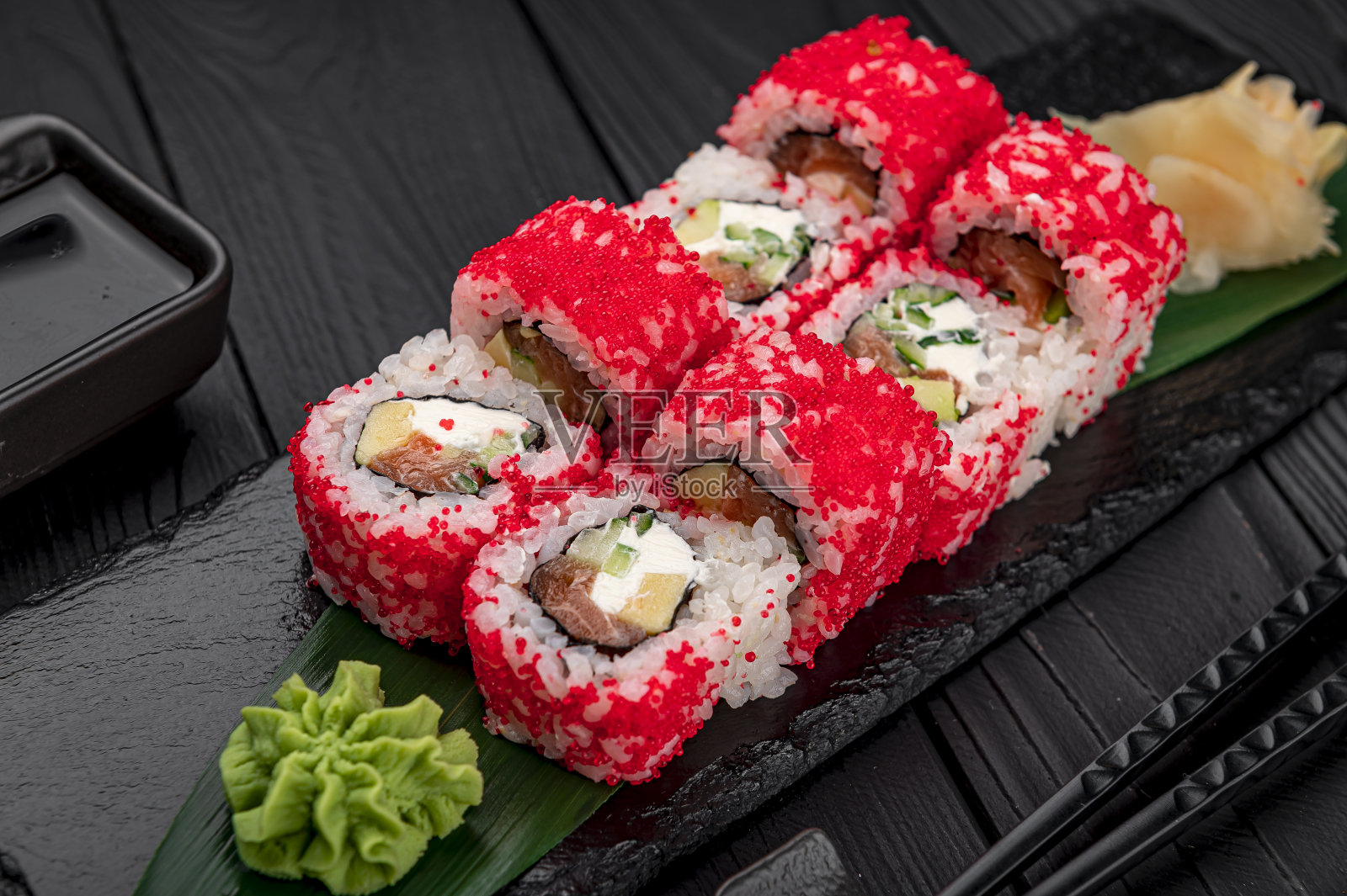 加州寿司卷配螃蟹，鳄梨，黄瓜和tobiko鱼子酱照片摄影图片