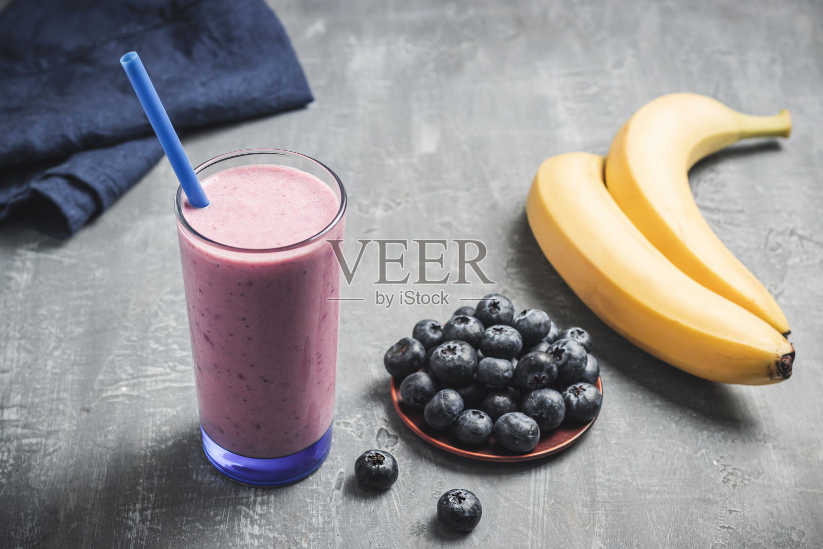 一杯蓝莓香蕉奶昔，健康饮食理念照片摄影图片