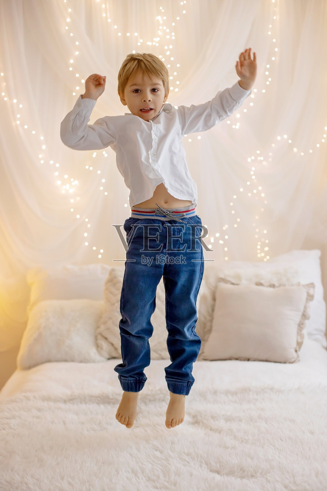 小可爱与爱心、玫瑰的情人节肖像照片摄影图片