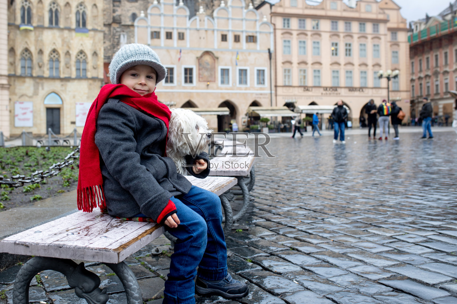 布拉格的孩子，正在吃捷克传统甜点trdelnik照片摄影图片