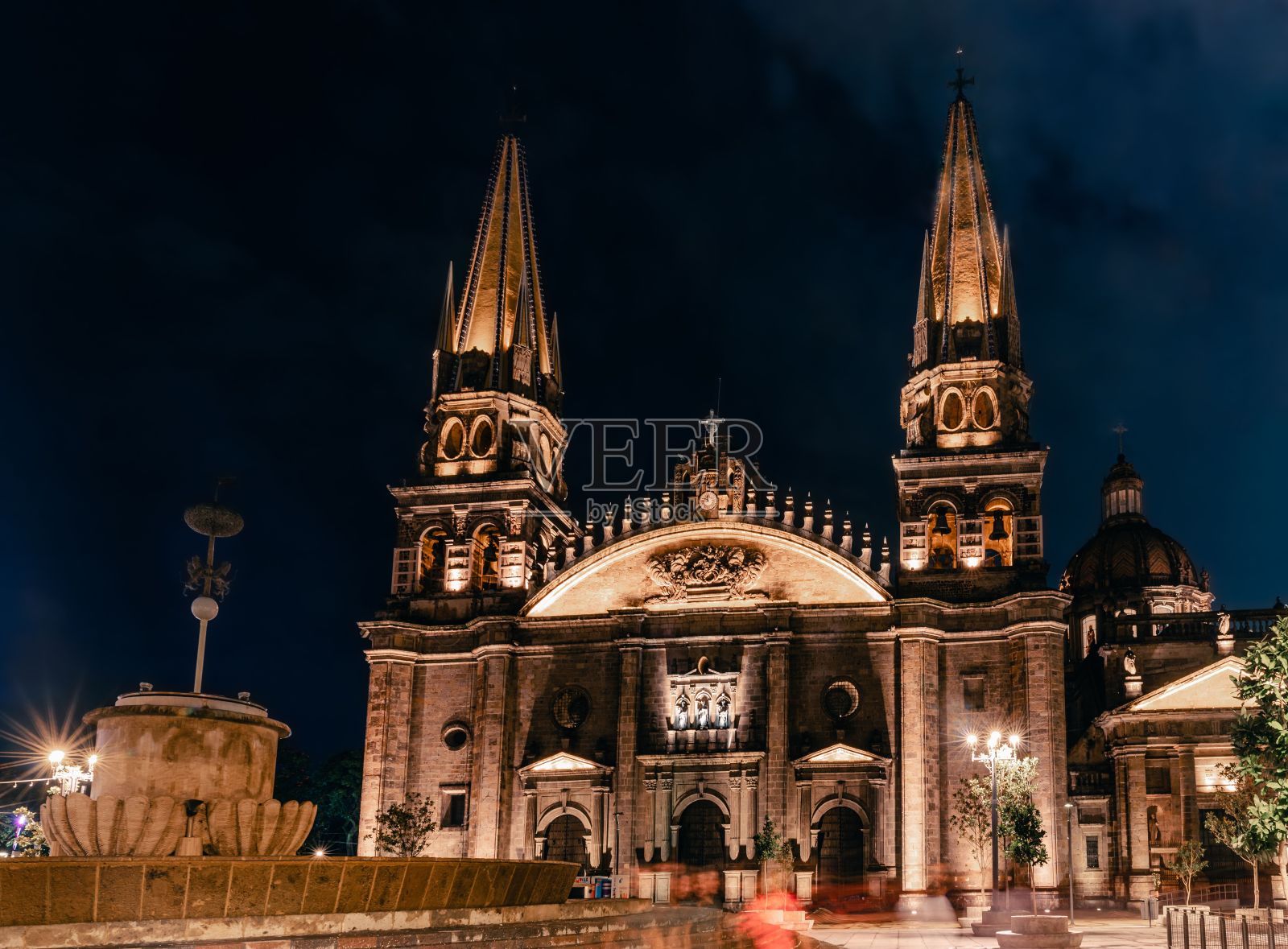 墨西哥瓜达拉哈拉大教堂迷人的天际线在灯光下拍摄的夜空照片摄影图片