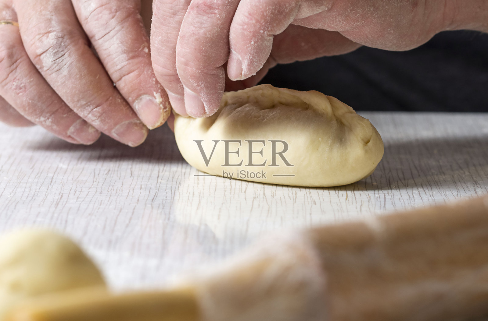 人手做馅饼。自制美味健康糕点的理念。照片摄影图片