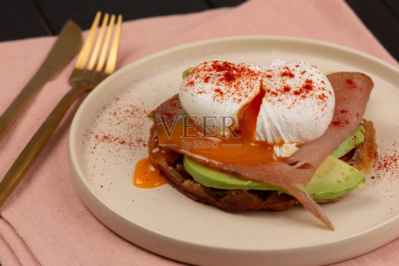 华夫饼上的牛油果荷包蛋照片摄影图片