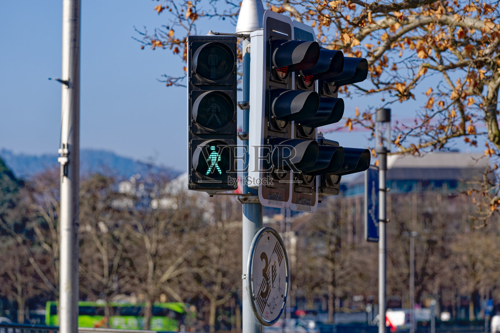 Green light of traffic light at traffic light at City of Zürich on a sunny winter day.照片摄影图片