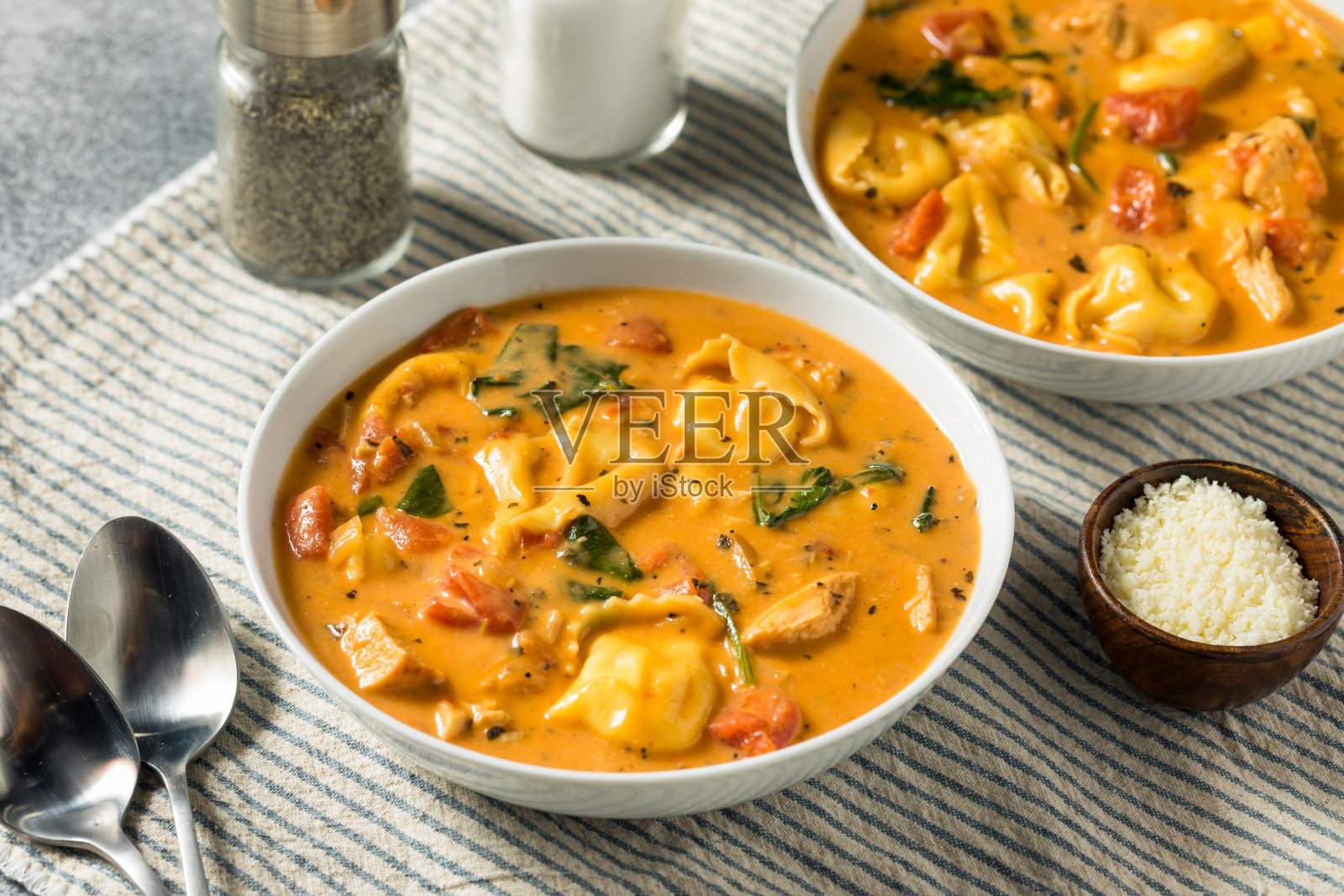 自制奶油饺子汤照片摄影图片