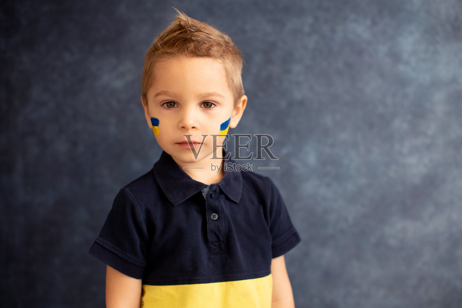 年轻的金发孩子，举着支持和平的标语，不要战争，孩子希望和平的生活照片摄影图片