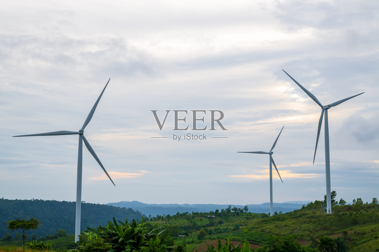 山上美丽的可再生能源风力涡轮机。照片摄影图片