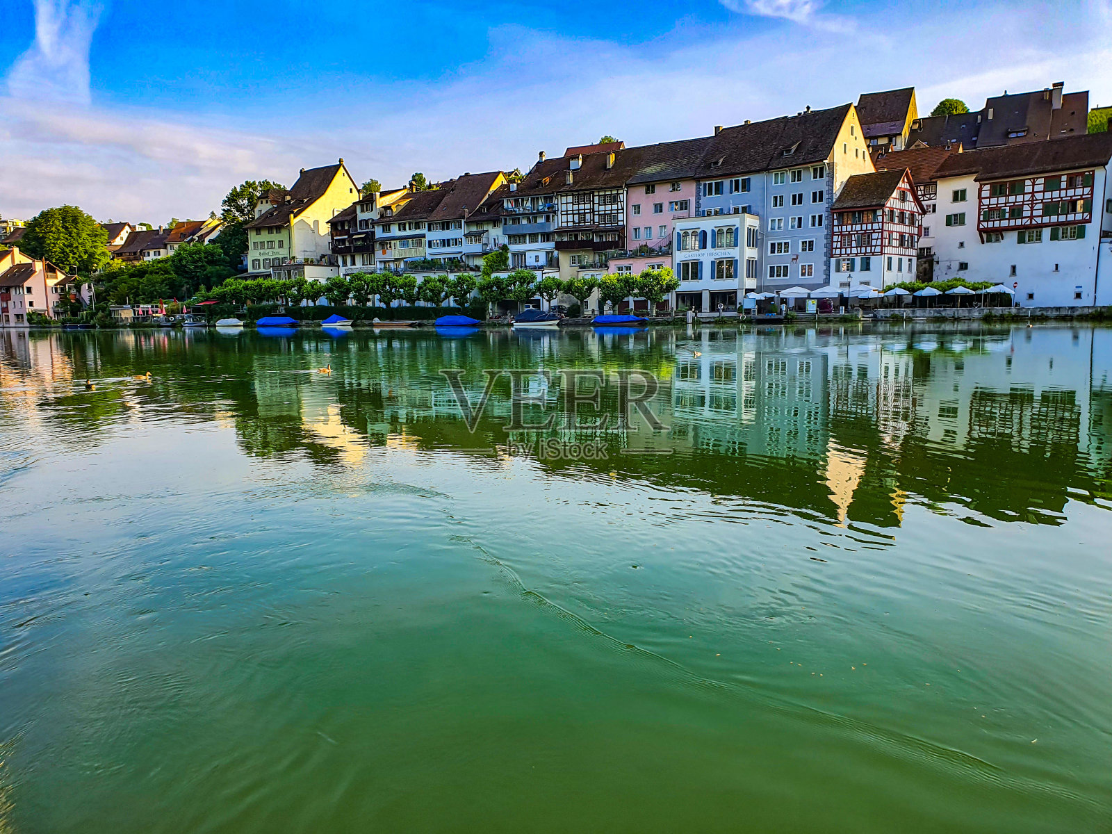 美丽的房屋和河流的倒影照片摄影图片