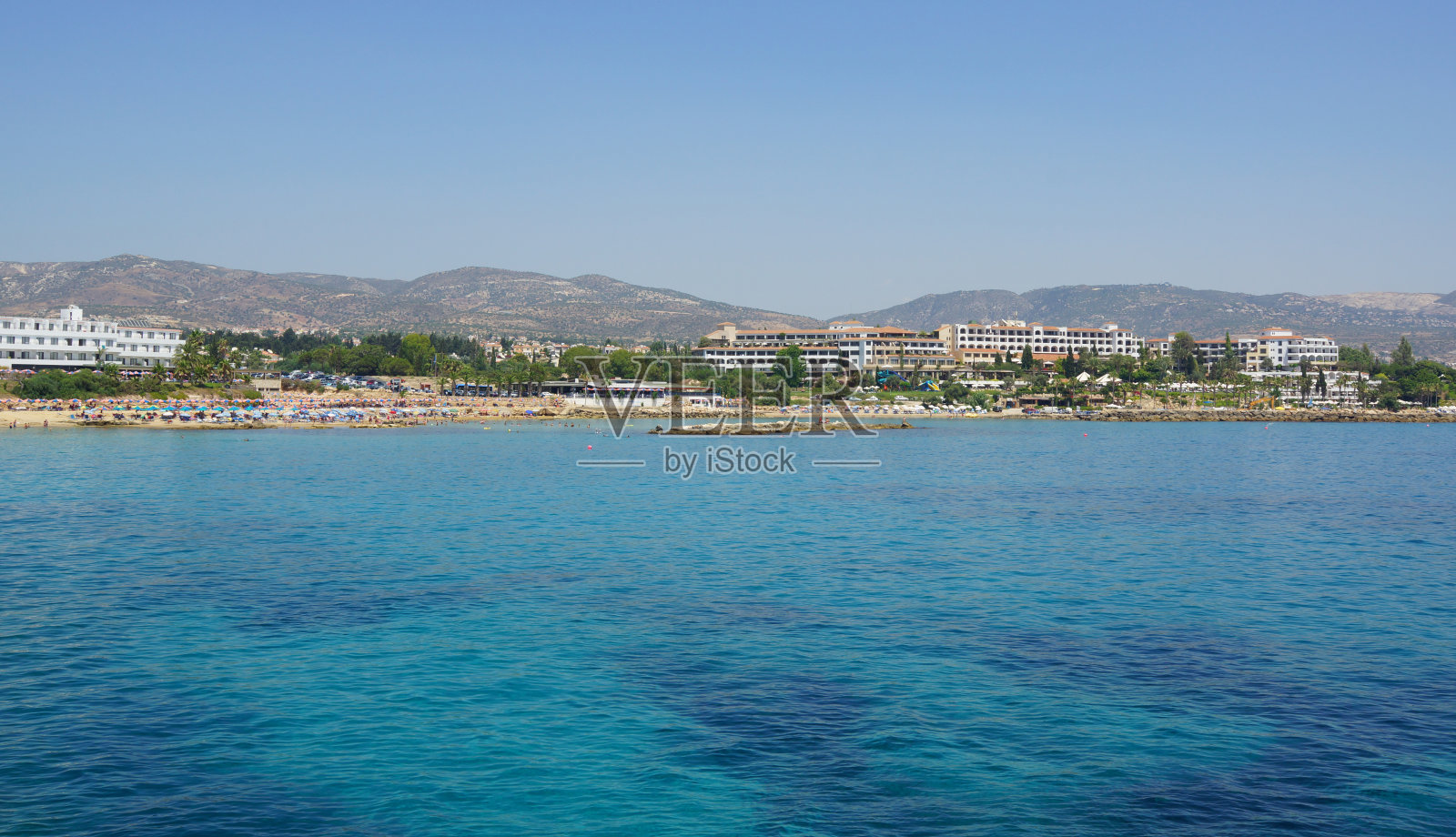 塞浦路斯海岸上平静清澈的海水和生长的植被的美丽镜头照片摄影图片