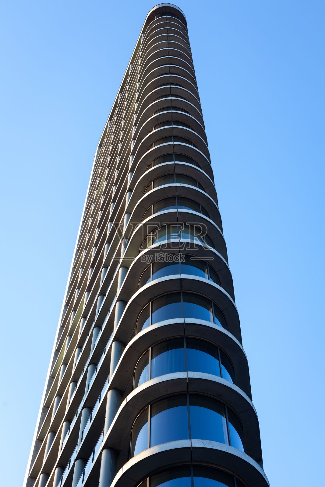 低角度拍摄一座高大的玻璃建筑照片摄影图片