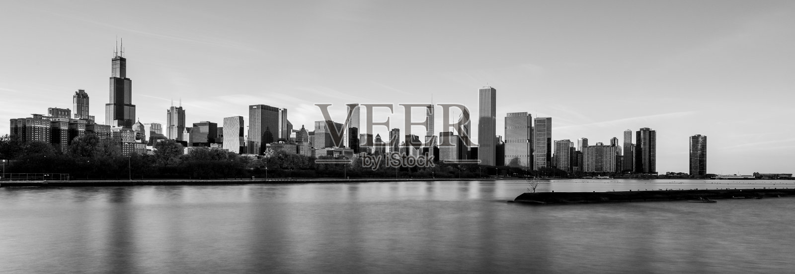 芝加哥天际线的全景灰度照片。伊利诺伊州，美国。照片摄影图片