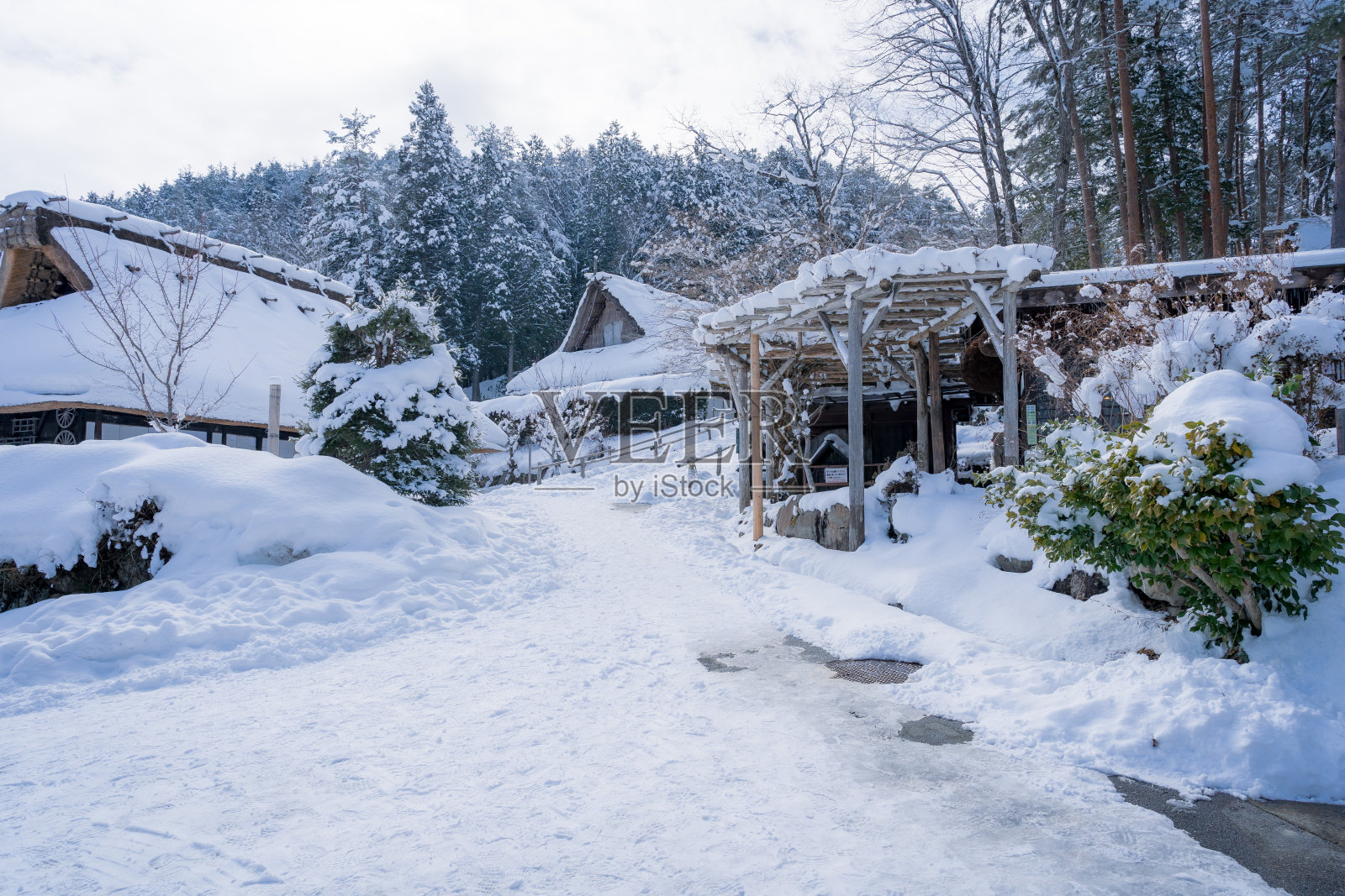 在日本高山市下雪的飞田民俗村照片摄影图片