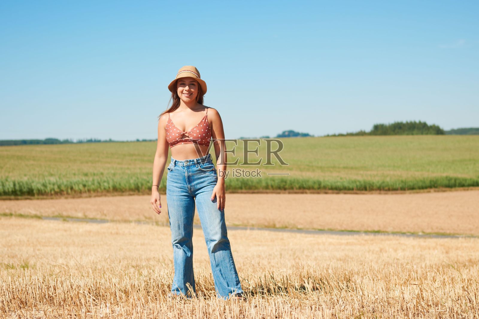 一名西班牙妇女戴着帽子享受阳光照片摄影图片