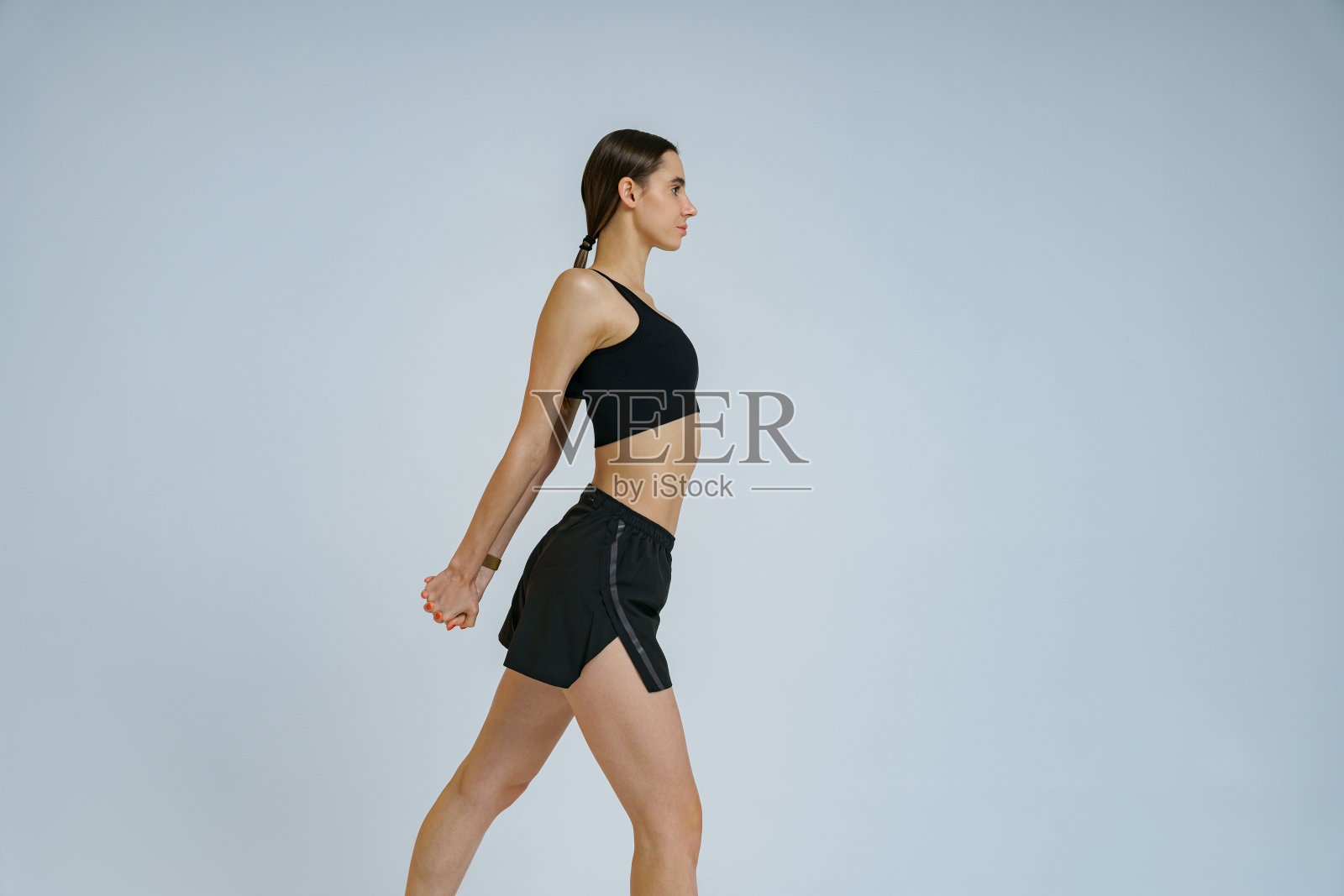 侧视图的运动妇女做热身训练之前在健身房的工作室背景照片摄影图片