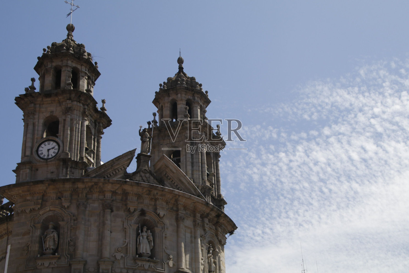 在西班牙蓬特维德拉的一个阳光灿烂的日子里，朝圣者圣母教堂照片摄影图片