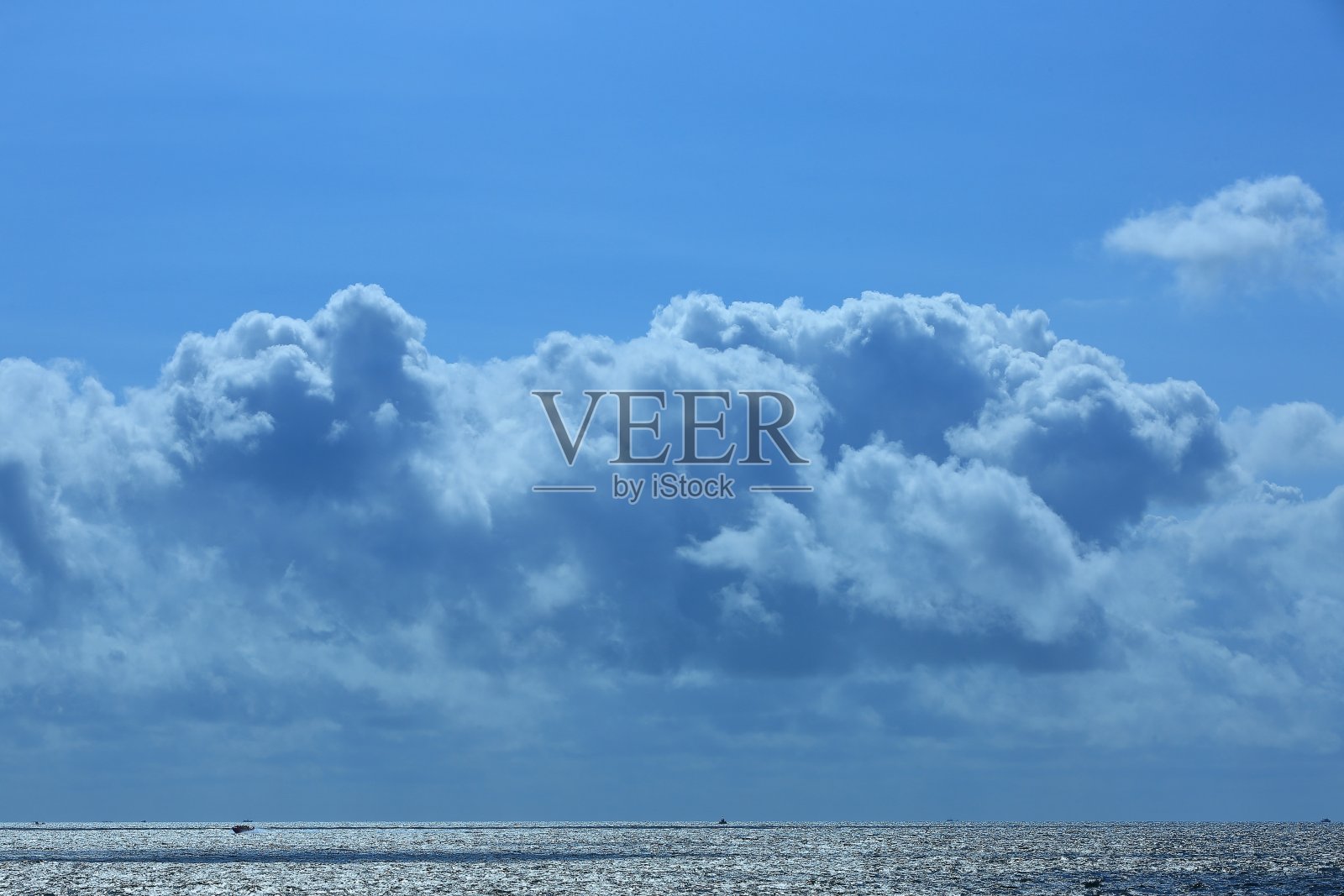 8月，济州岛的盛夏天气，美丽的济州海照片摄影图片