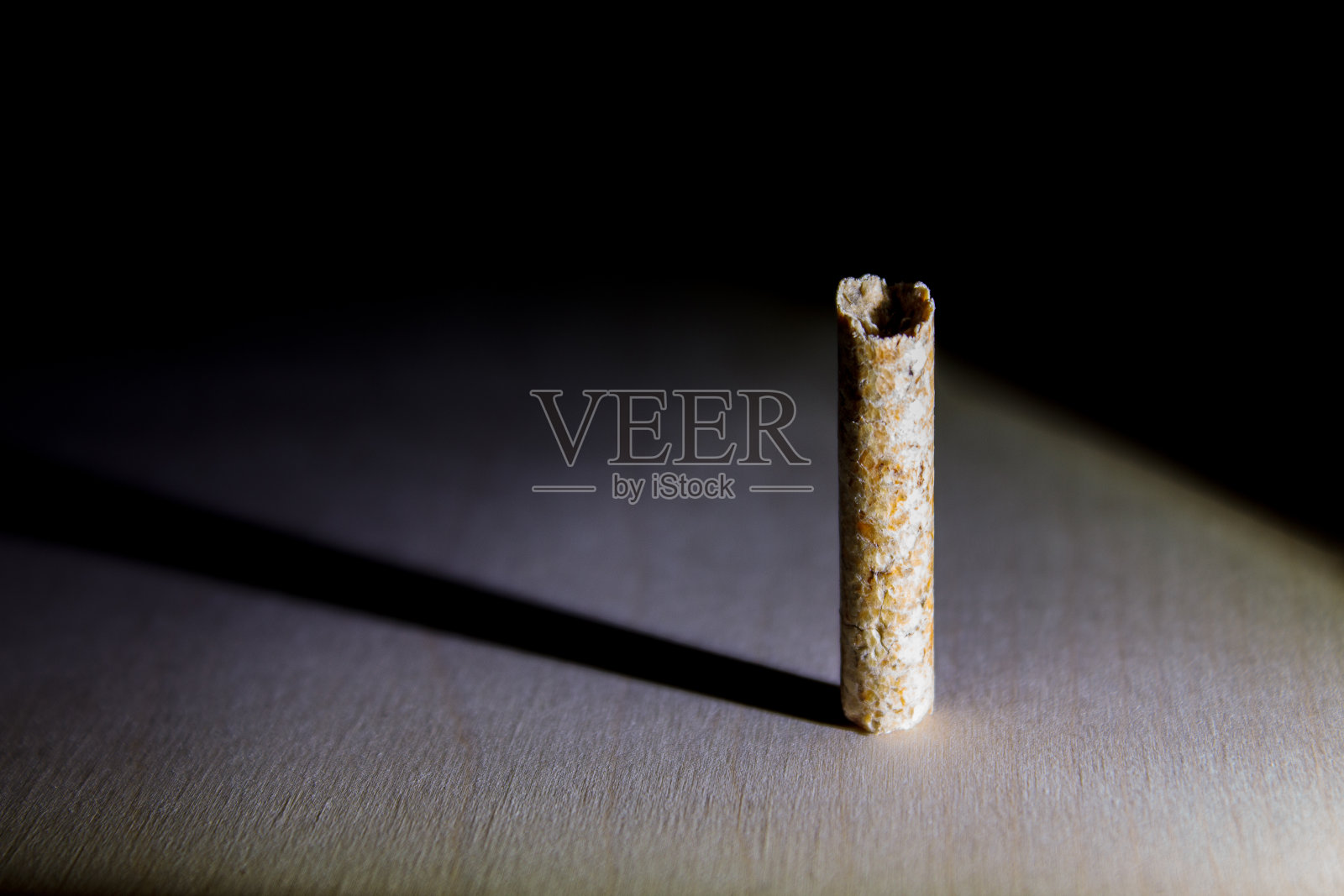 将木屑放置在光亮、光滑的木块上，置于黑暗环境中照片摄影图片