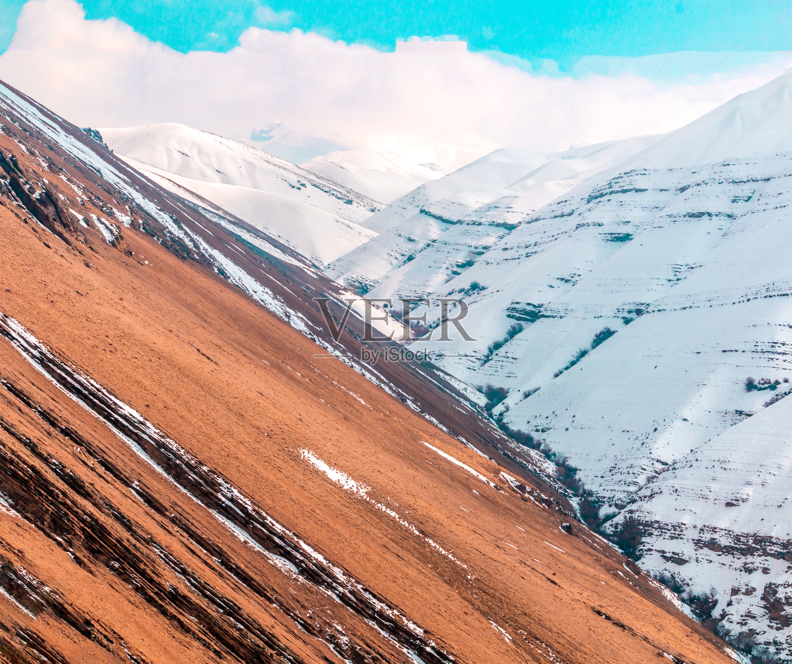 半边雪山半边岩山和蓝天照片摄影图片