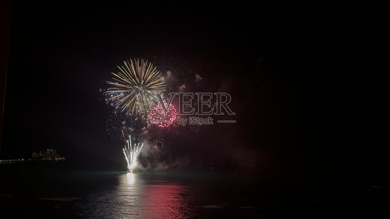 怀基基上空的烟火照片摄影图片