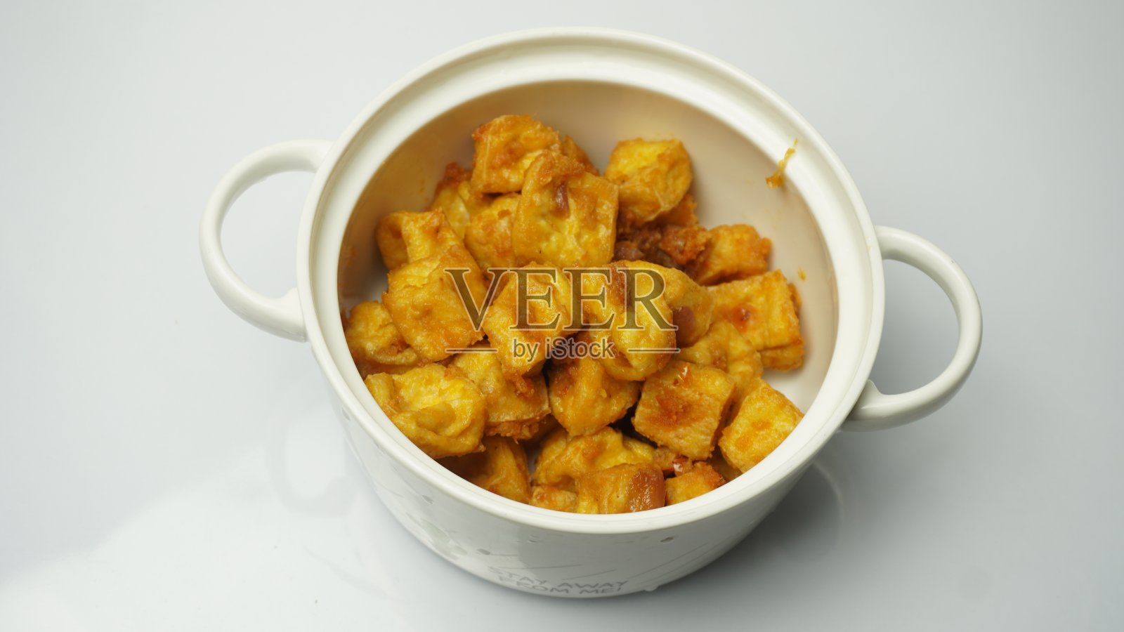 一碗拌有传统酱汁的炸豆腐照片摄影图片