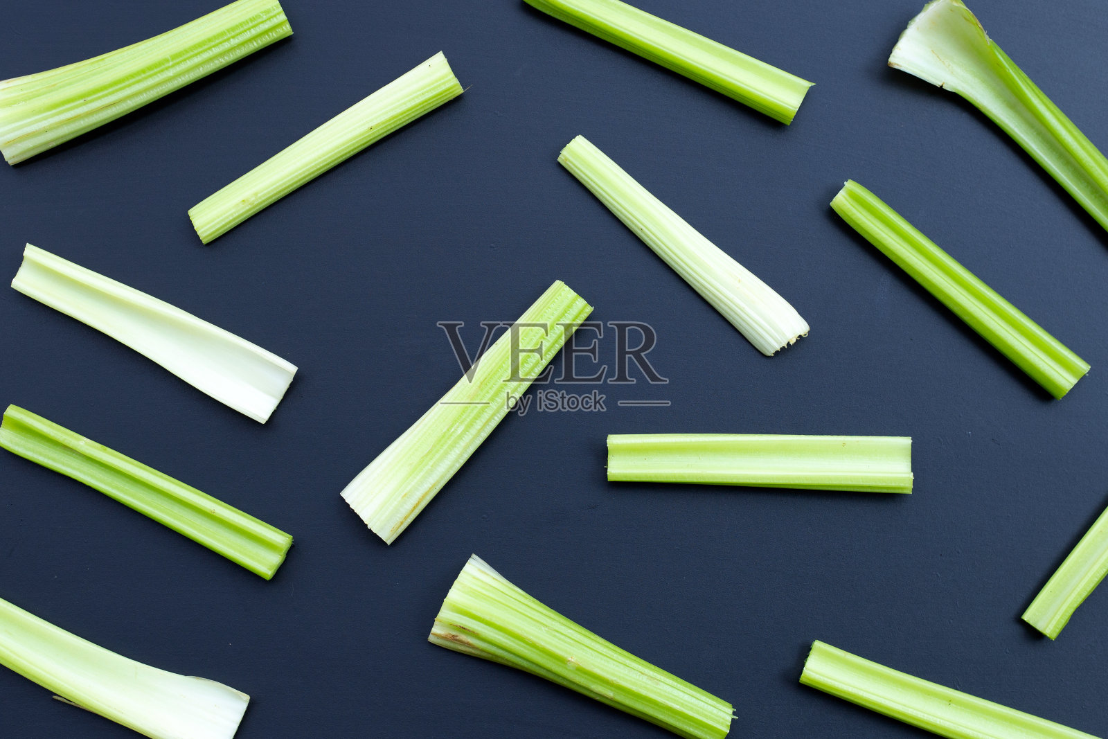 新鲜芹菜，深色背景。俯视图照片摄影图片