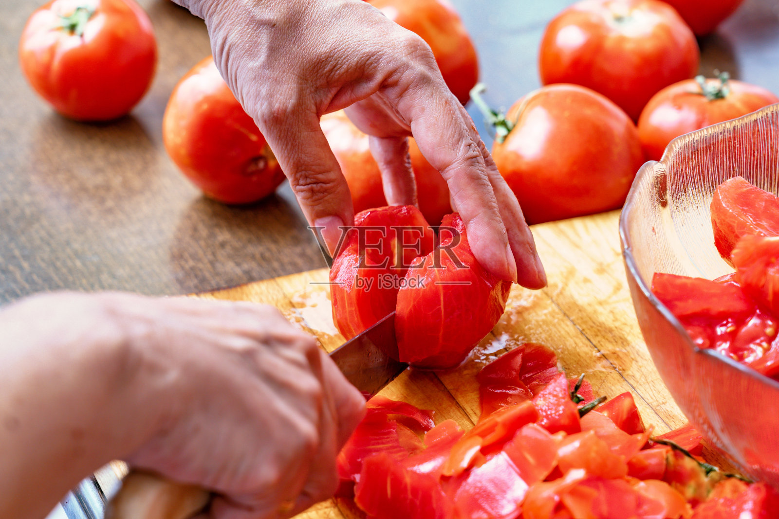 厨师在菜板上切去皮的西红柿照片摄影图片
