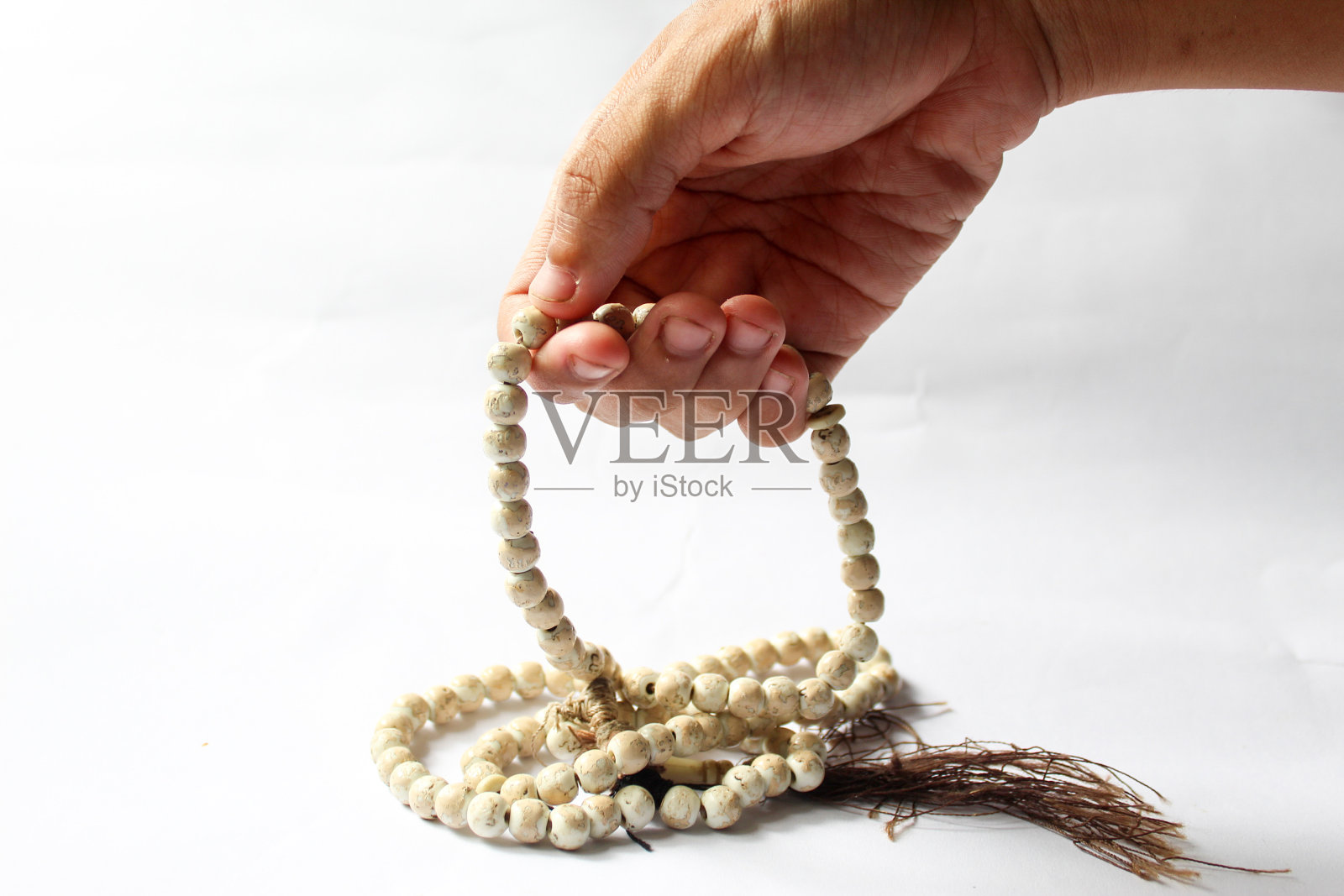 某人的手拿着念珠照片摄影图片