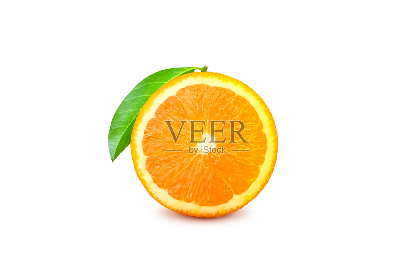 橙色，切成两半，绿色叶子孤立在白色背景上。照片摄影图片