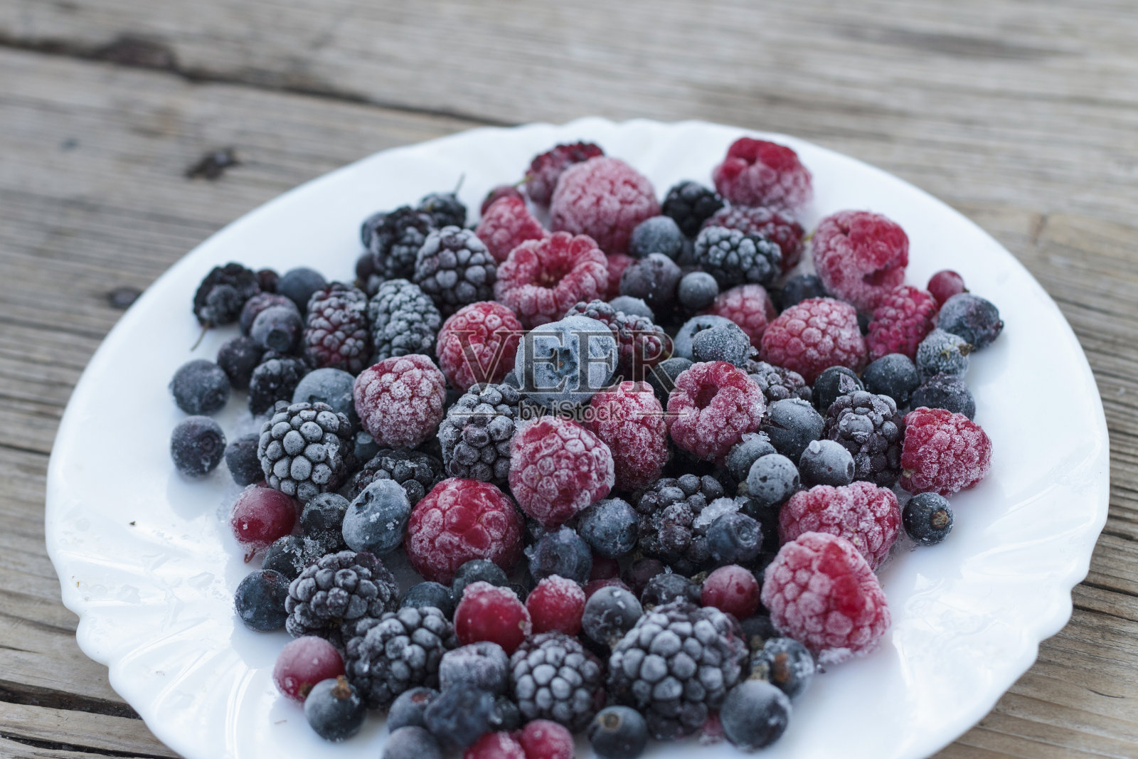 冷冻浆果放在碗里照片摄影图片