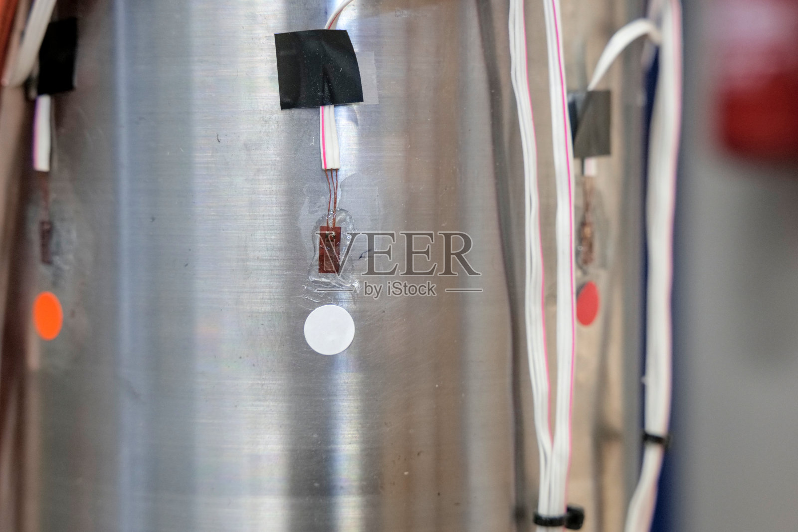 伸缩计，应变计粘在金属样品上。照片摄影图片