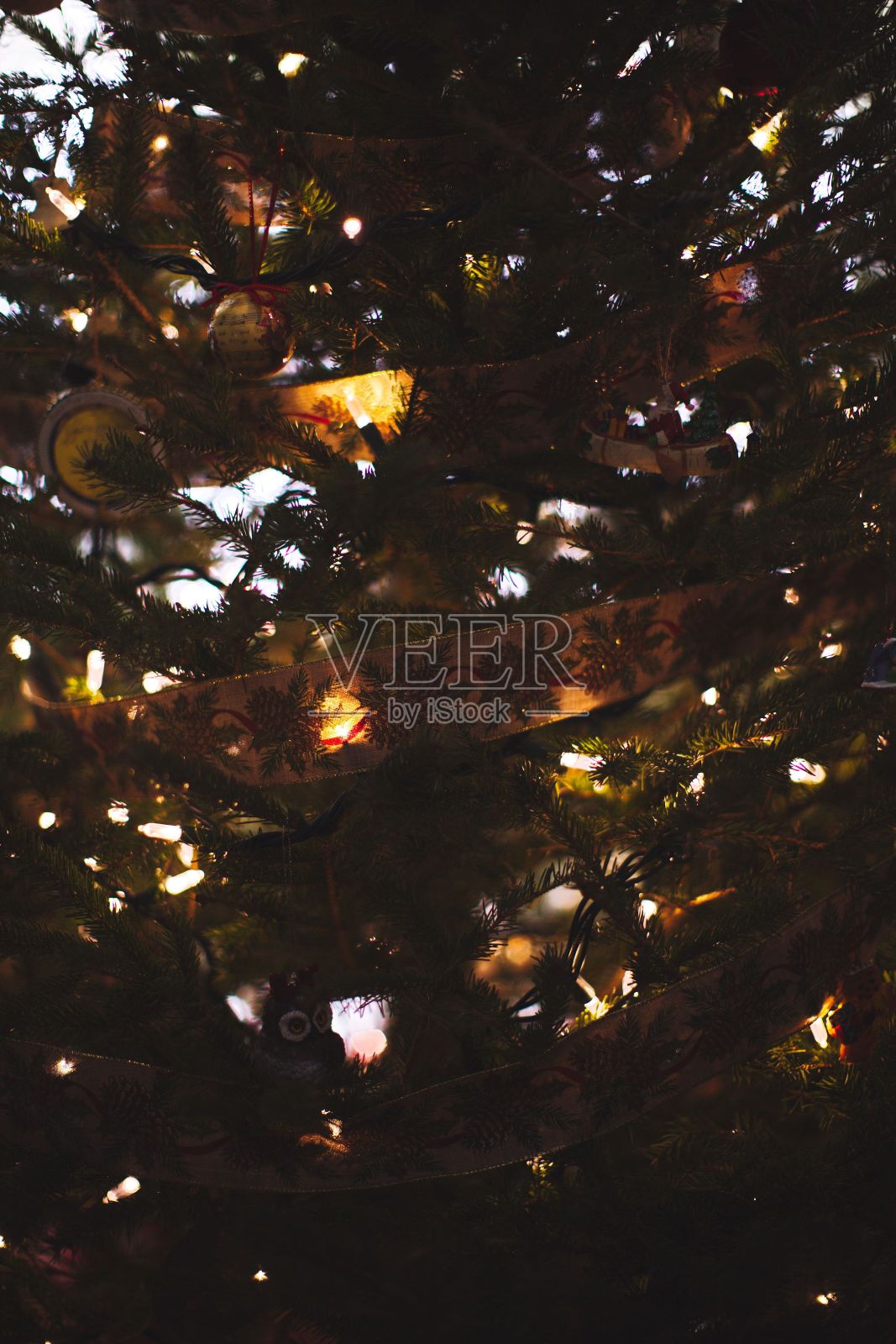 一个装饰圣诞树的特写镜头。照片摄影图片