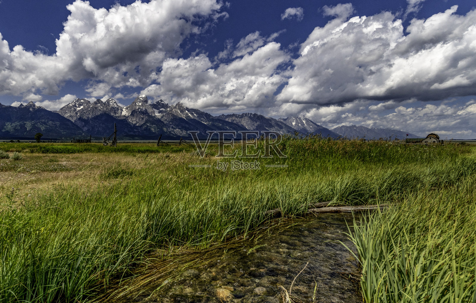 美国西部乡村风光秀丽，拥有提顿山脉绵延的广阔田园空间照片摄影图片