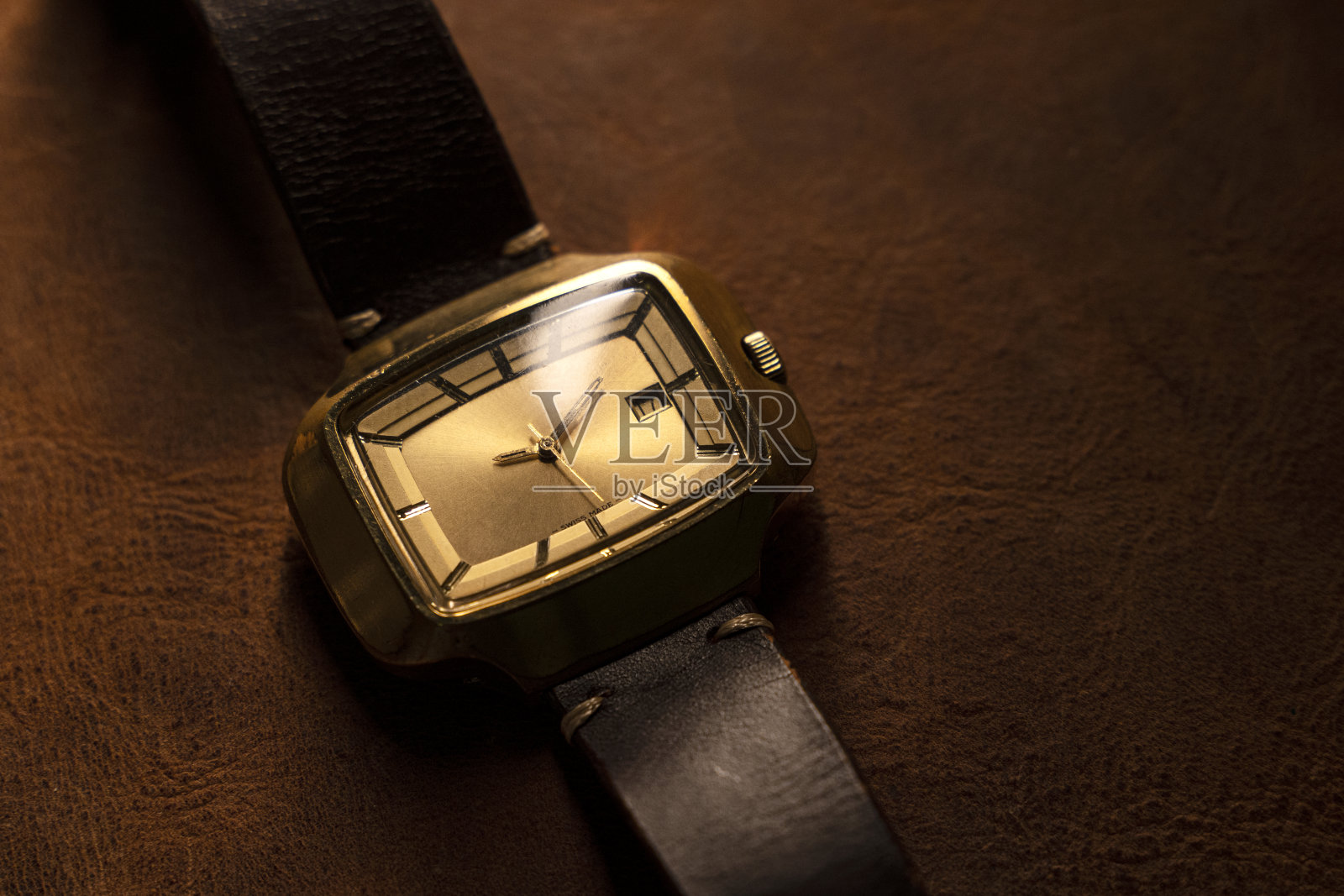 瑞士制造的老式自动手表在棕色皮革背景照片摄影图片