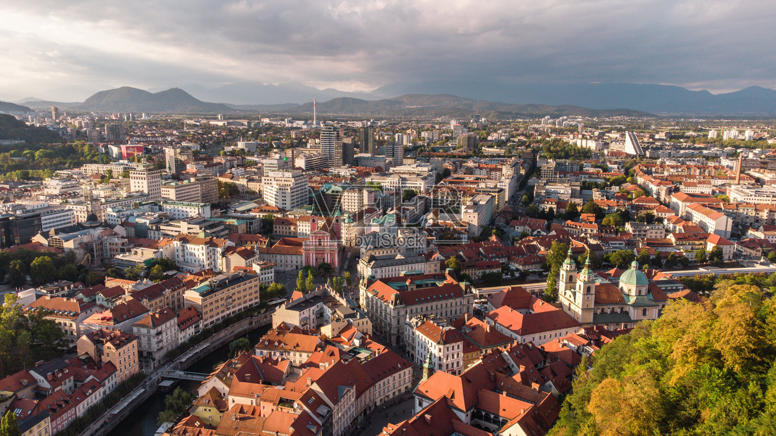 从高处俯瞰卢布尔雅那古城照片摄影图片