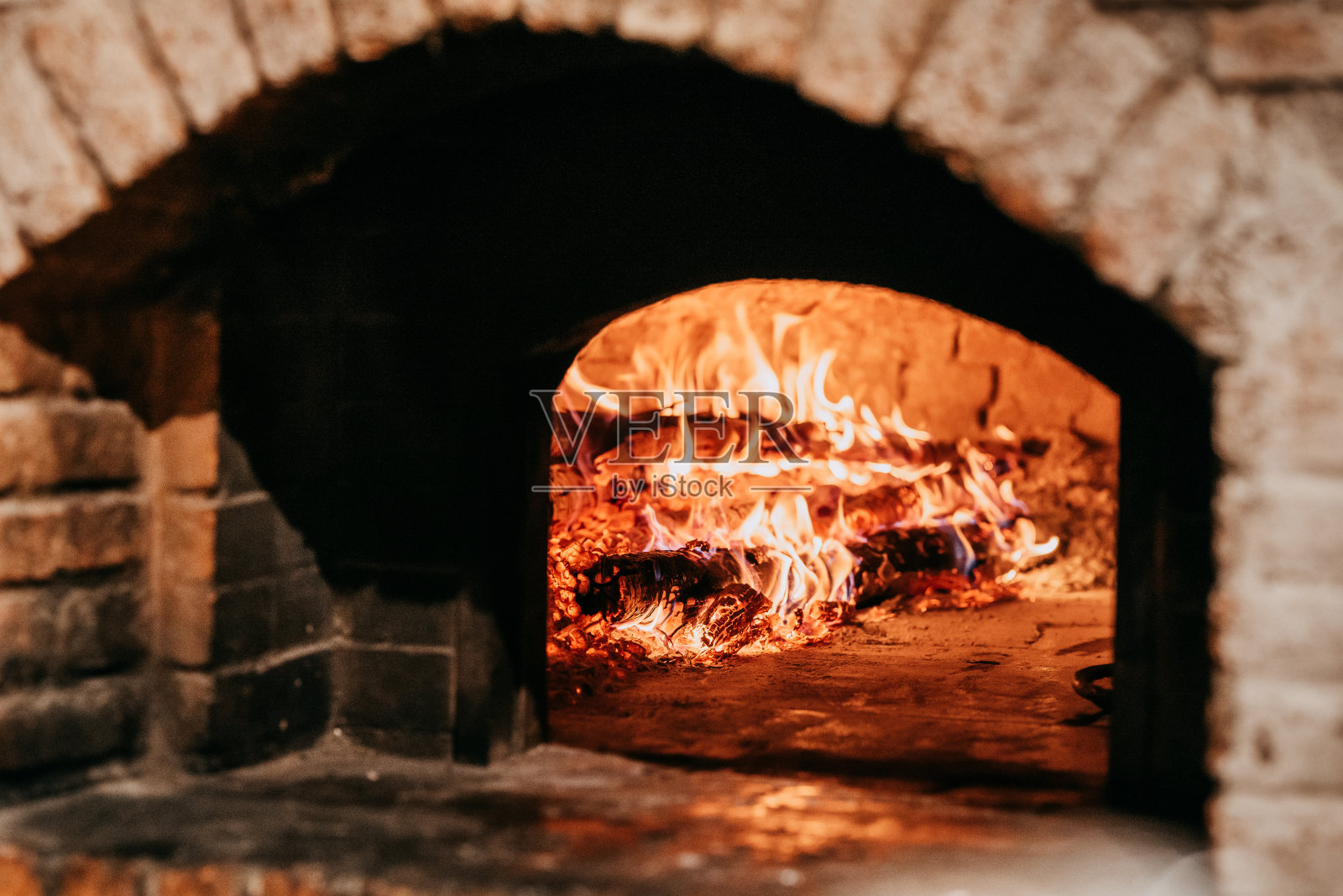 原木烤箱的披萨照片摄影图片