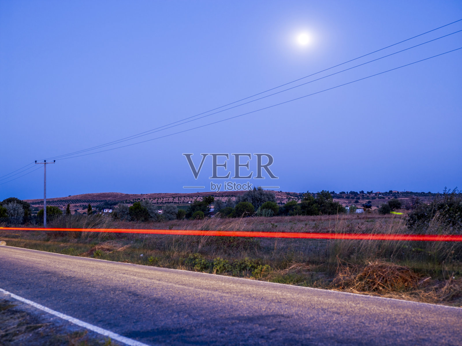 公路上超速行驶的汽车照片摄影图片