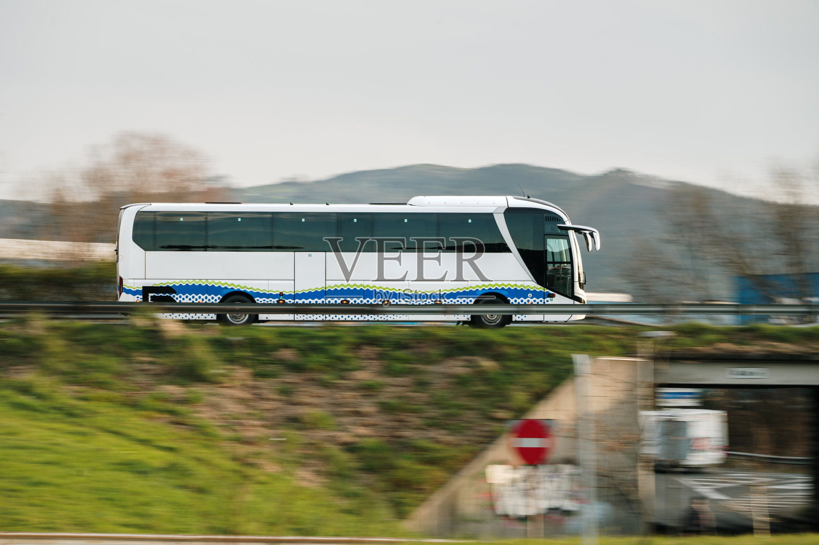行驶中的长途巴士照片摄影图片