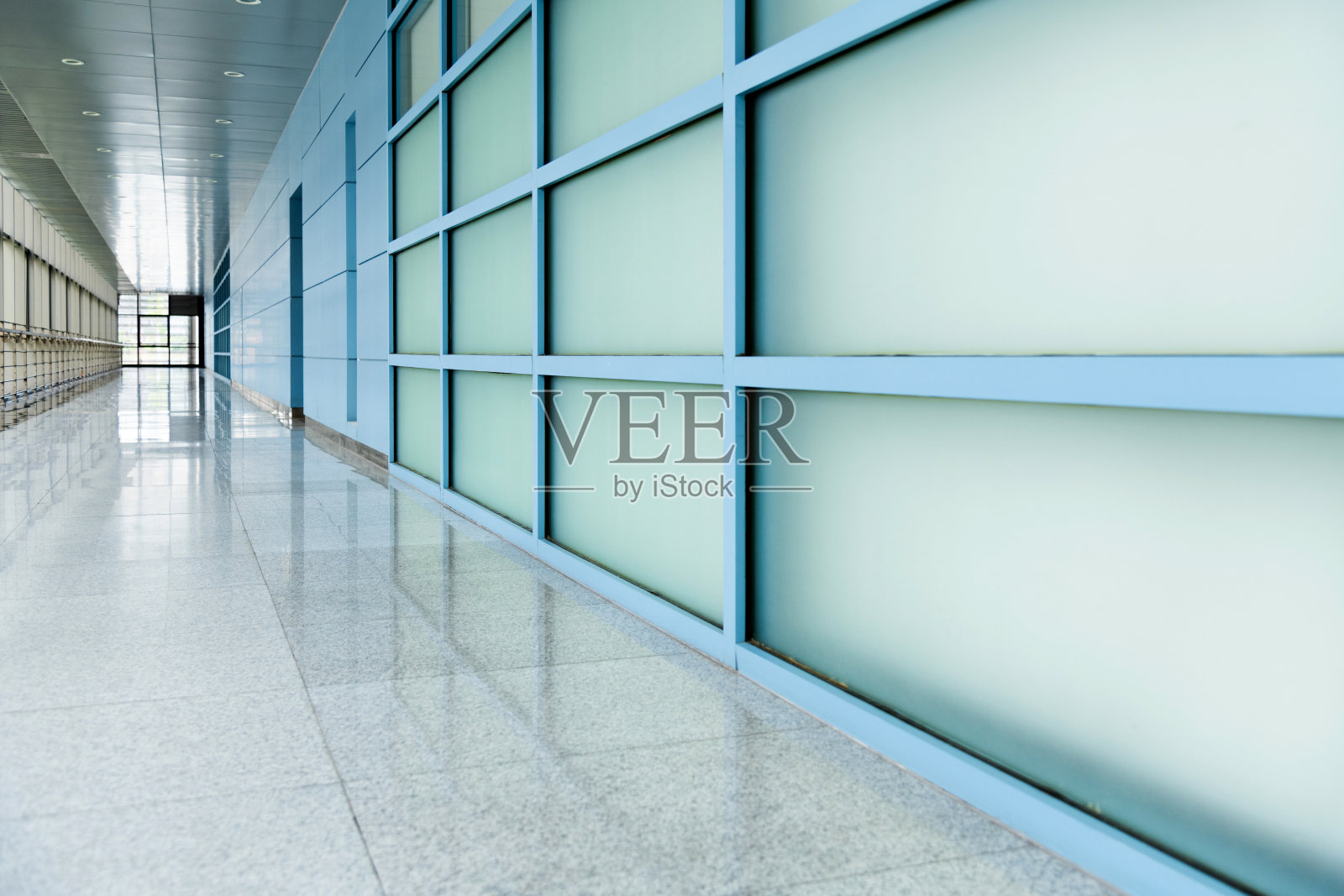 现代办公大楼里长长的走廊照片摄影图片