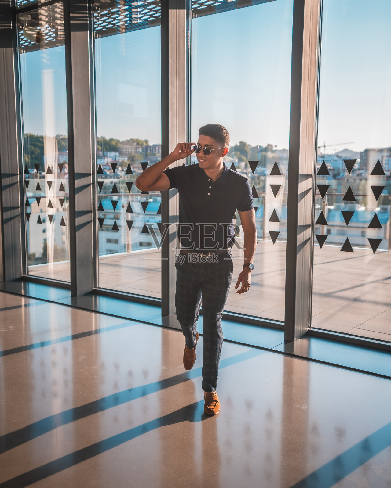 帅气的西班牙人在室内太阳镜照片摄影图片