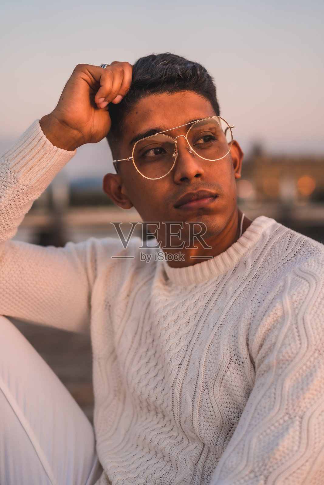 英俊的西班牙人坐在日落时享受暑假照片摄影图片