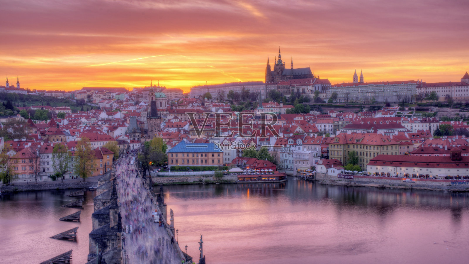 少城在一边照片摄影图片