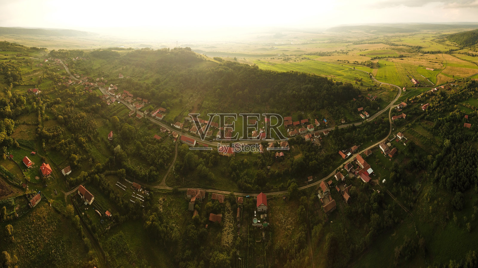 一个小村庄的日落照片摄影图片