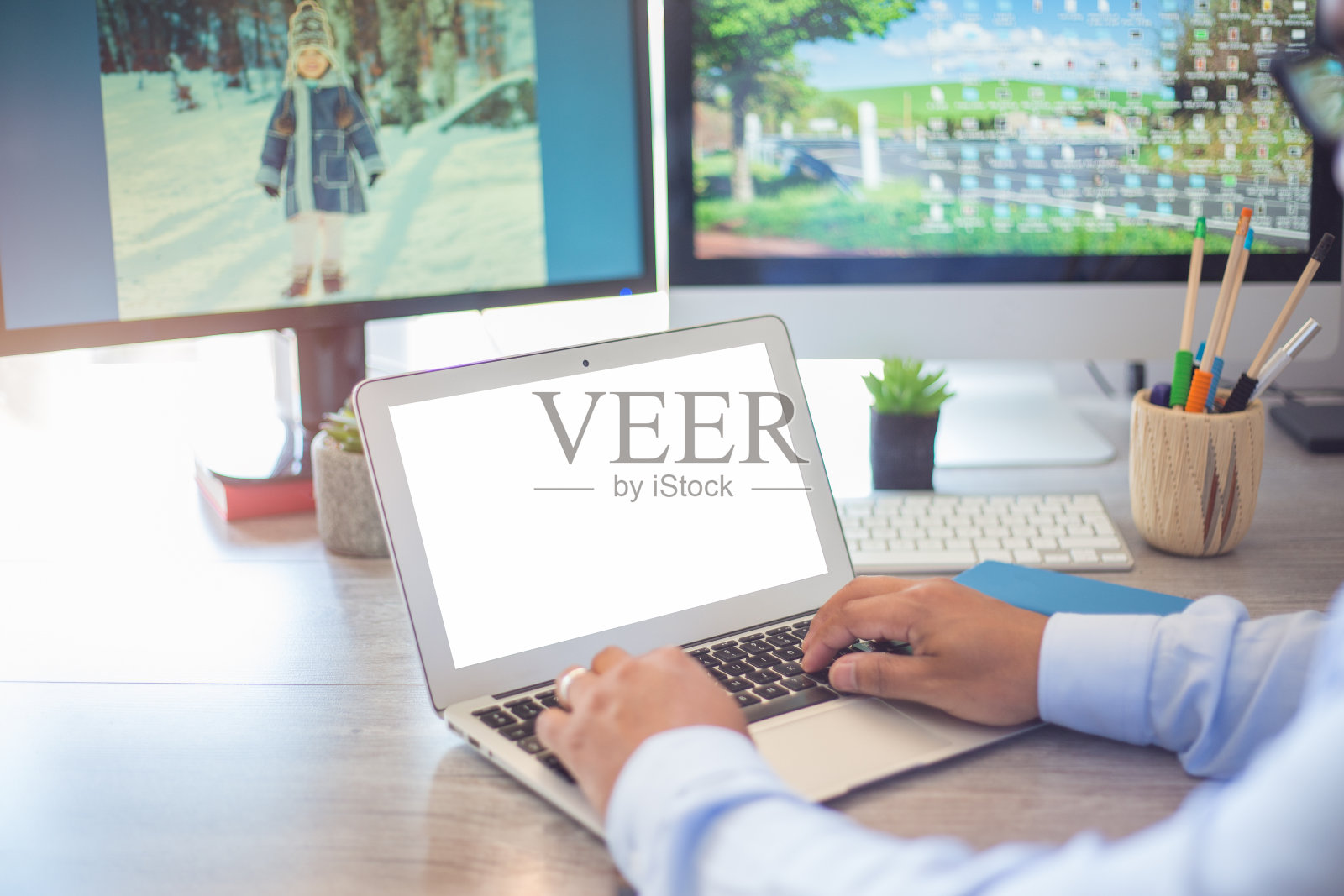 一个商人在工作中使用笔记本电脑的特写镜头照片摄影图片