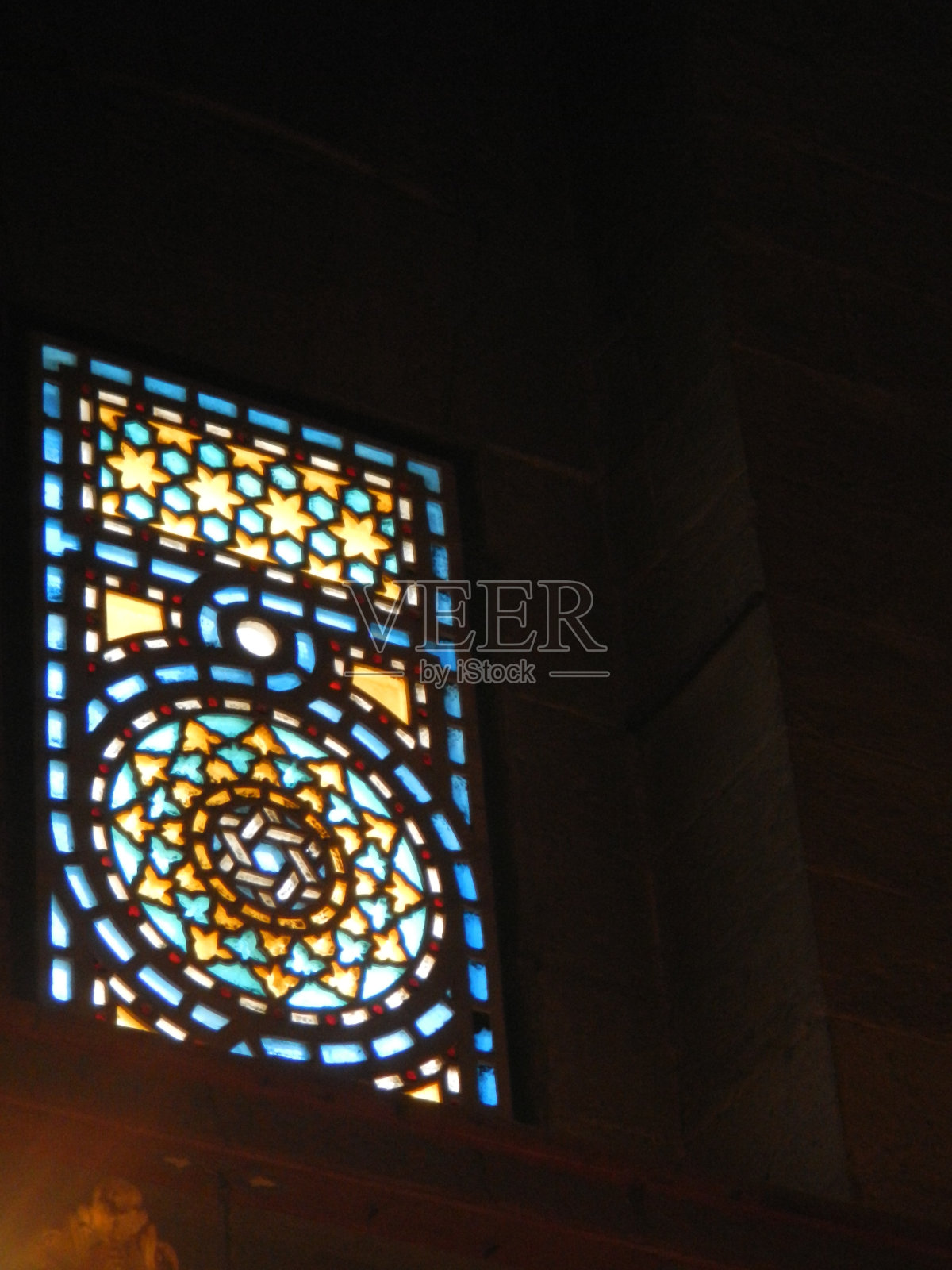 伊斯兰清真寺内的华丽彩色玻璃窗照片摄影图片