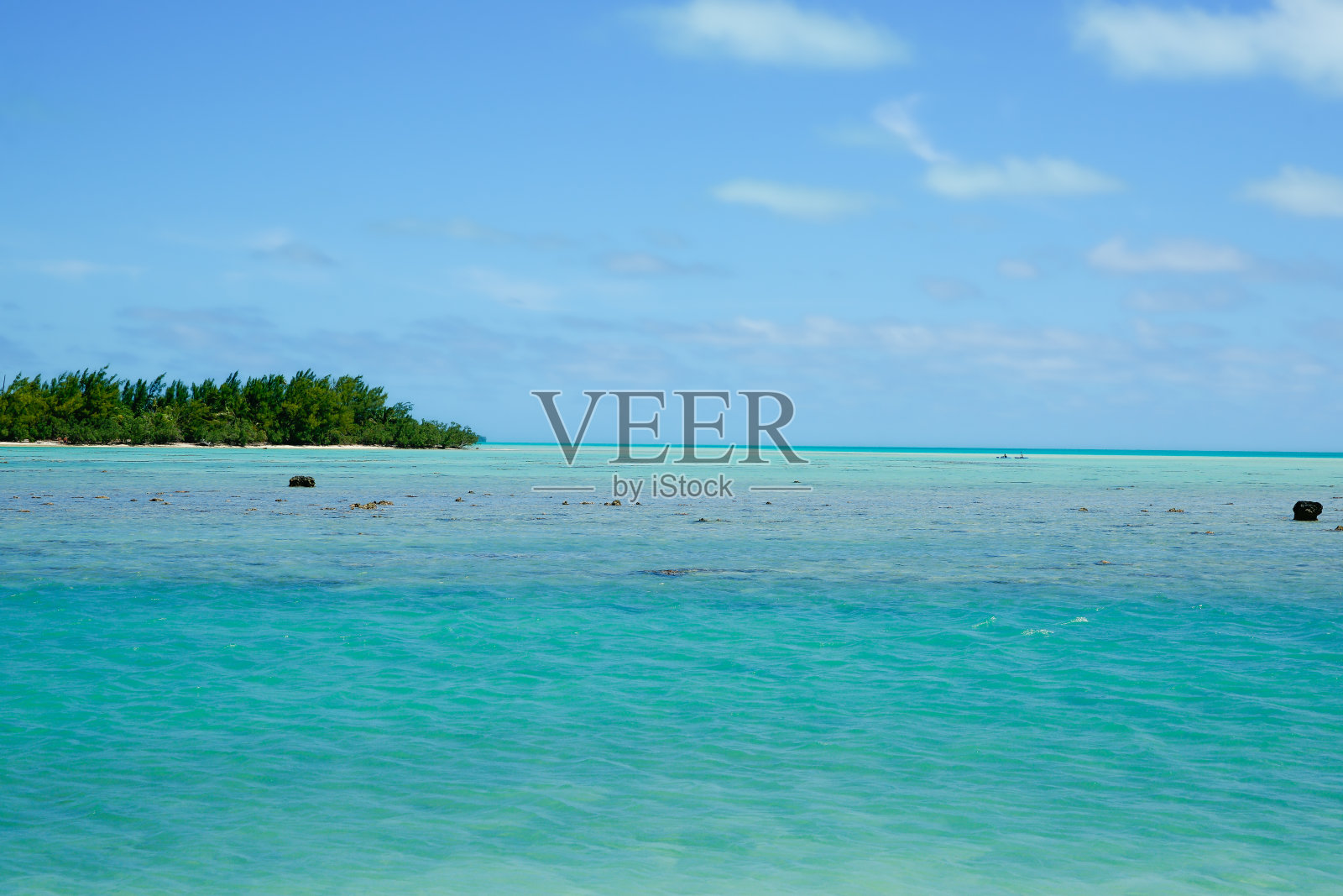 在地平线上可以看到岛屿的海景照片摄影图片