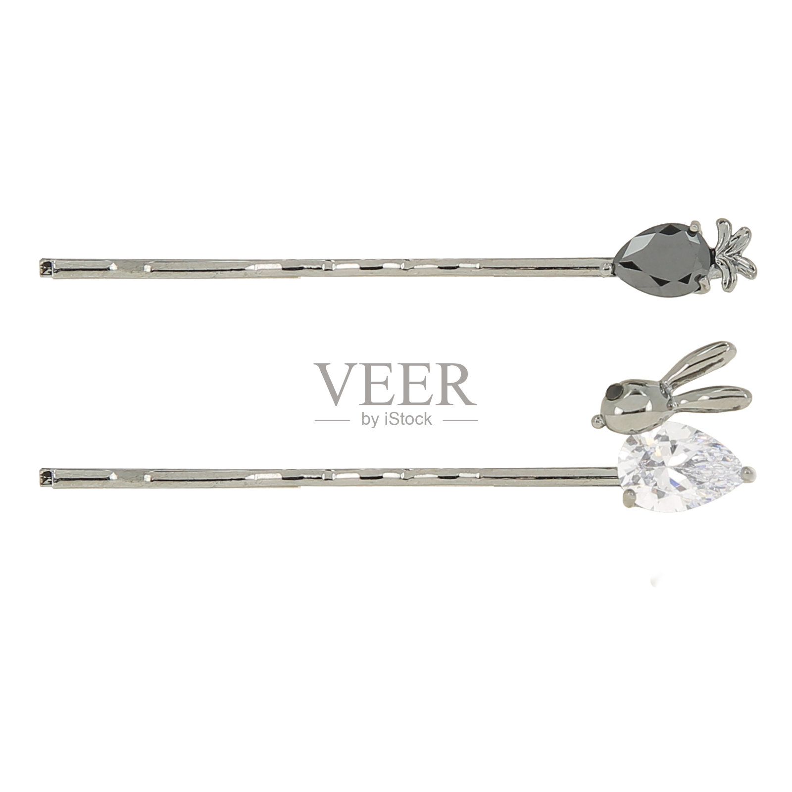 白色背景上镶有银钻石的发夹照片摄影图片