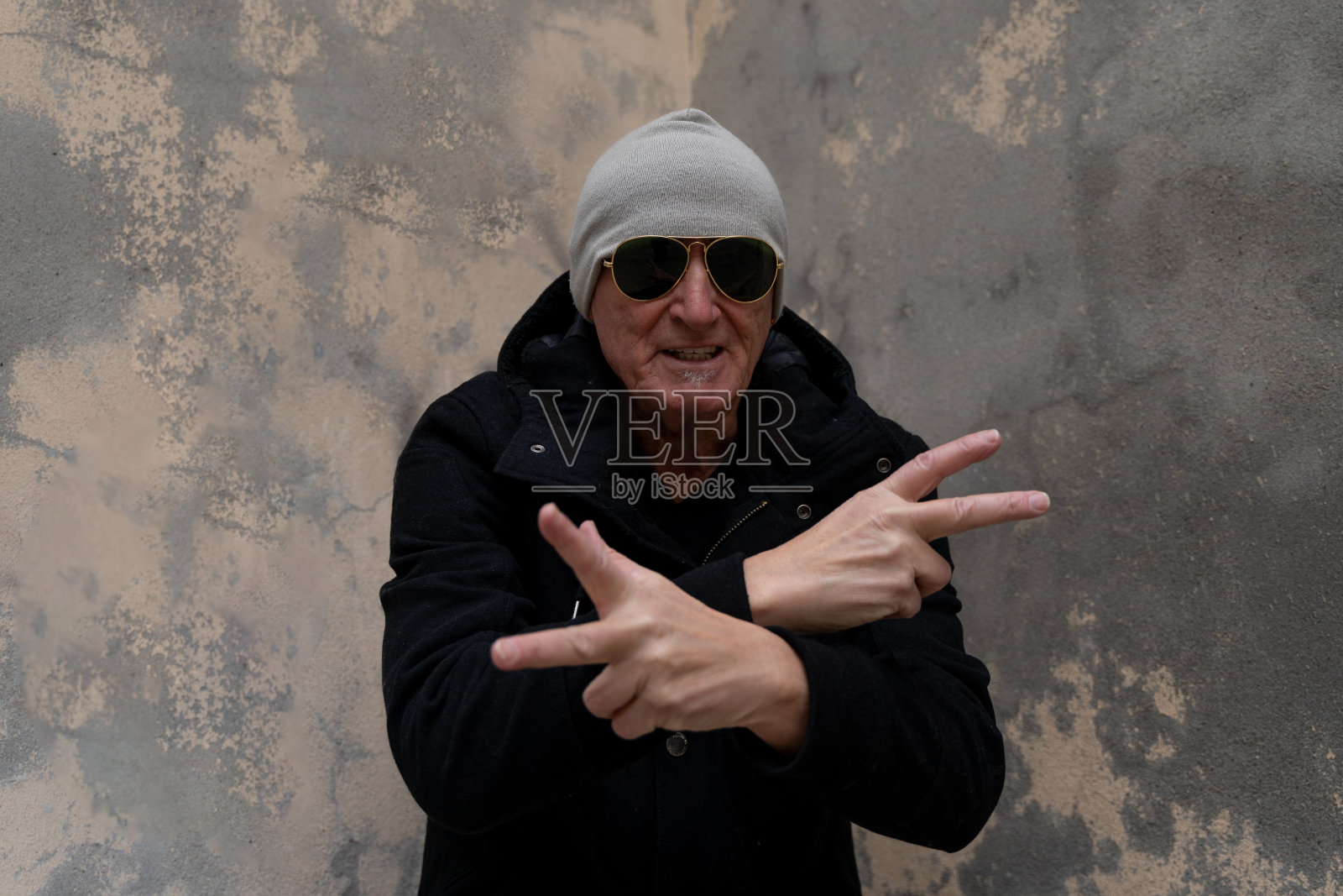 一个成熟的说唱歌手在市郊的街道上摆姿势照片摄影图片