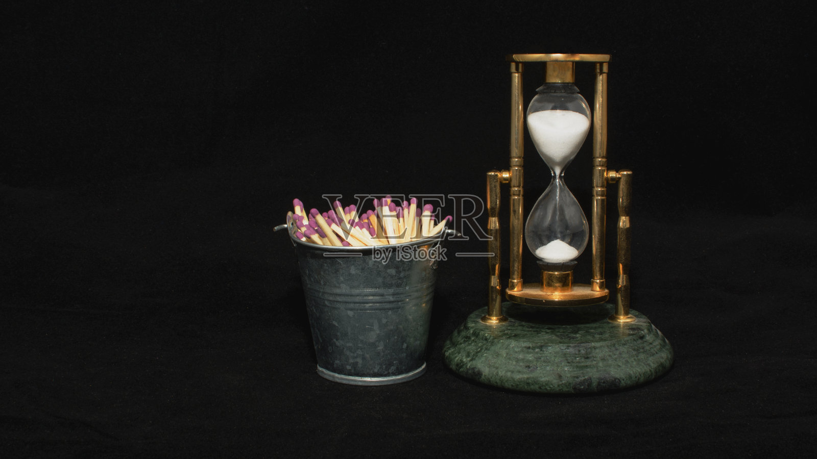 打火机和火柴都在超市的购物车里照片摄影图片